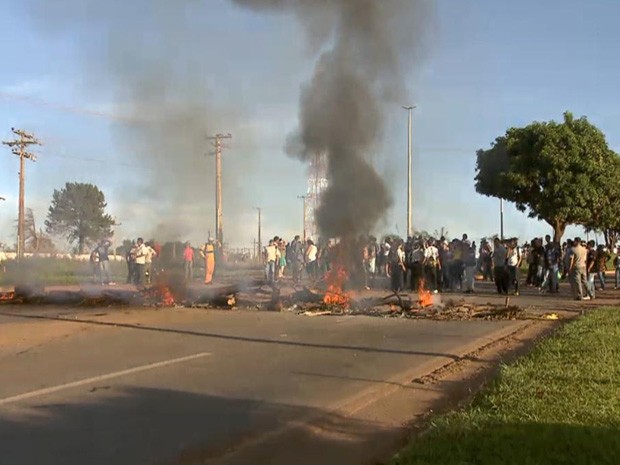 Manifestantes colocaram fogo em pedaços de madeira e bloquearam dois sentidos de rodovia que dão acesso a Brazlândia (Foto: TV Globo/Reprodução)