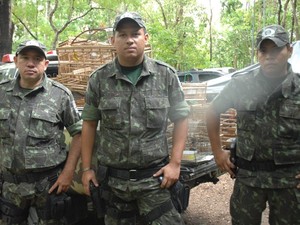Policiais que realizam as apreensões dos pássaros na Zona Sul de Teresina (Foto: Gil Oliveira/G1)