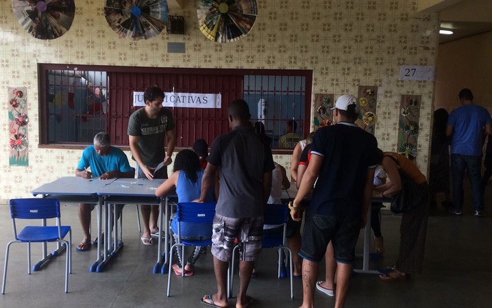 Eleitoires justificam votos em Salvador, Luís Viana Filho. Bahia