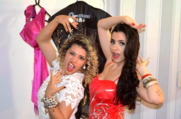 Mira Callado e Aila Menezes brincam nos bastidores do show (Foto: Arquivo Pessoal)