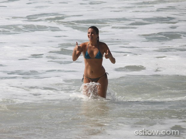 Ana Terra Blanco aproveita para dar um mergulho no mar (Foto: Pedro Curi/TV Globo)