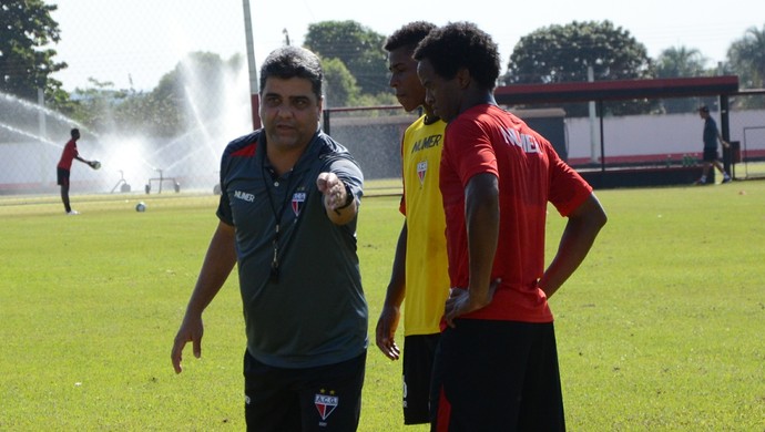 Marcelo Cabo comanda treino antes do embarque para São Paulo (Foto: Divulgação / Atlético-GO)