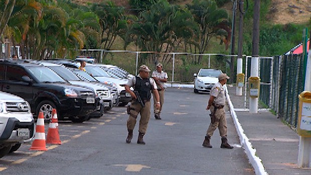 pm na toca do leão em treino do vitoria (Foto: Imagens/TV Bahia) pm na toca do leão em treino do vitoria (Foto: Imagens/TV Bahia)