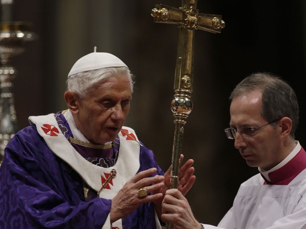 O bispo Guido Marini entrega a cruz pastoral ao Papa Bento XVI durante missa da quarta-feira de Cinzas (Foto: Gregorio Borgia/AP)