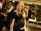 Aos sete meses de gravidez, Juliana Baroni vai a evento em São Paulo