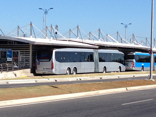Novo ônibus do BRT tem capacidade para transportar até 180 passageiros (Foto: Marcelo Elizardo / G1)
