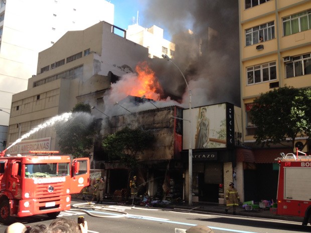 Incêndio atinge loja de festas em Copacabana (Foto: André Amaral / Globoesporte.com)