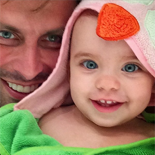 Henri Castelli curtindo sua filha (Foto: Reprodução / Instagram)