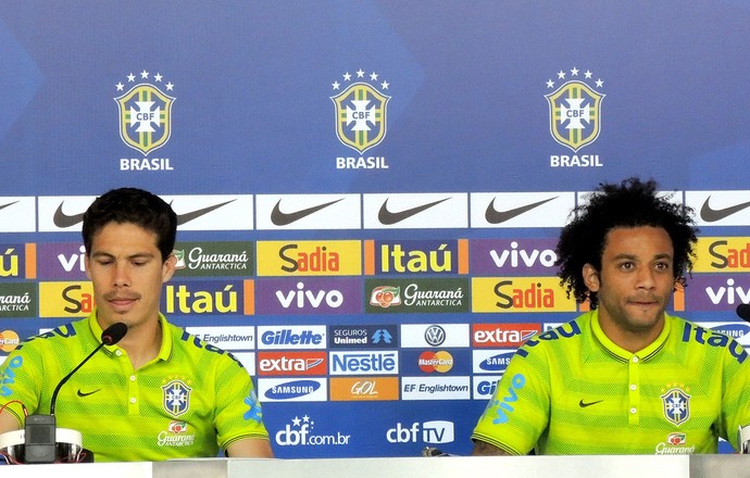 Hernanes e Marcelo coletiva Seleção (Foto: Alexandre Lozetti)