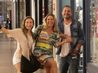 Andréia Sorvetão e a família fazem graça para paparazzo em shopping