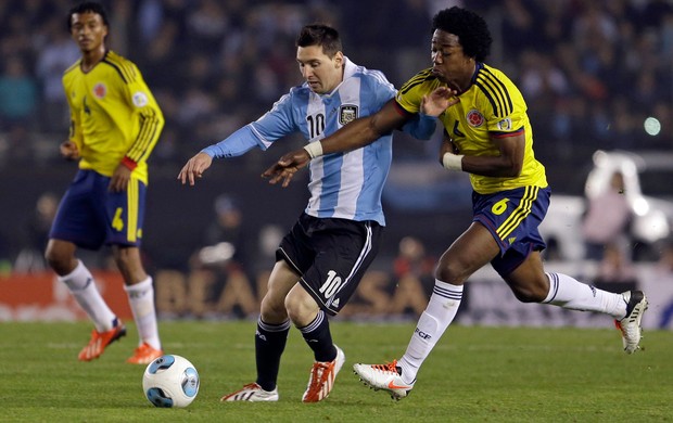 Messi e Sanchez Argentina x Colômbia (Foto: AP)