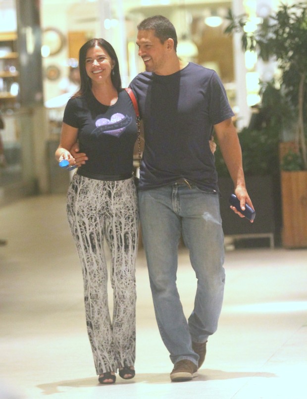 EGO Luma de Oliveira passeia com o namorado em shopping do Rio notícias de Famosos EGO Luma de Oliveira passeia com o namorado em shopping do Rio notícias de Famosos