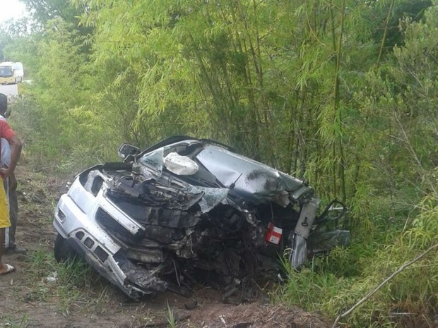Vítima foi projetada para fora do veículo e morreu no local do acidente (Foto: obaianao.net)
