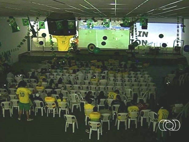 Fiéis assistem jogos da Copa em igreja evangélica de Anápolis, Goiás (Foto: Reprodução/TV Anhanguera)