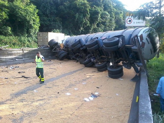 Carreta e carga ficaram tombados na rodovia Anchieta (Foto: Alex Ferreira / G1)