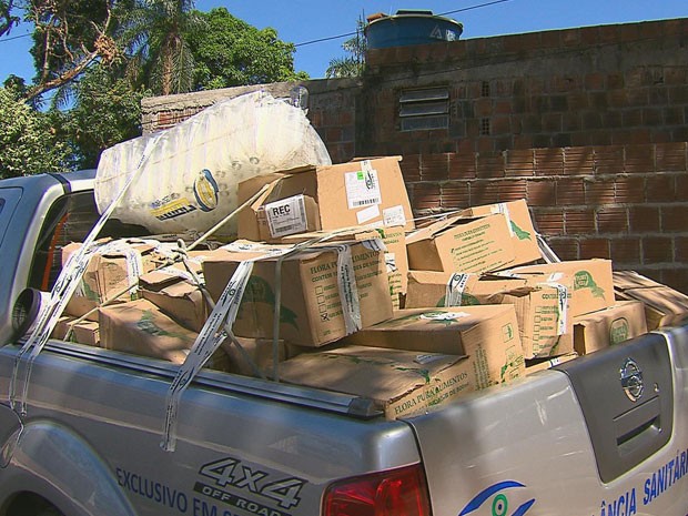Caixas de produtos clandestinos foram recolhidas pela Apevisa (Foto: Reprodução / TV Globo)