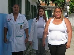 Tami (no centro) e Leila (na direita) foram até o local onde o bebê foi achado (Foto: Christiano Ferreira/G1)