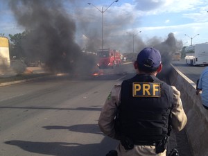 Uma equipe da PRF foi acionada para controlar o trânsito (Foto: Ellyo Teixeira/G1)