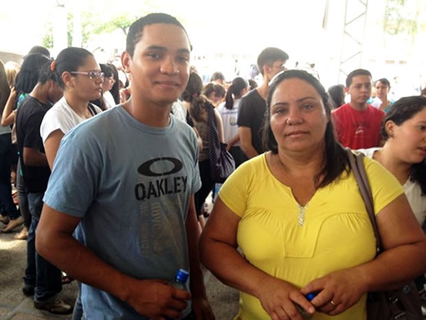 Mãe e filho vão prestar o Enem juntos em Cuiabá (Foto: Kelly Martins/G1)