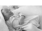 Candice Swanepoel mostra o filho recém-nascido pela primeira vez