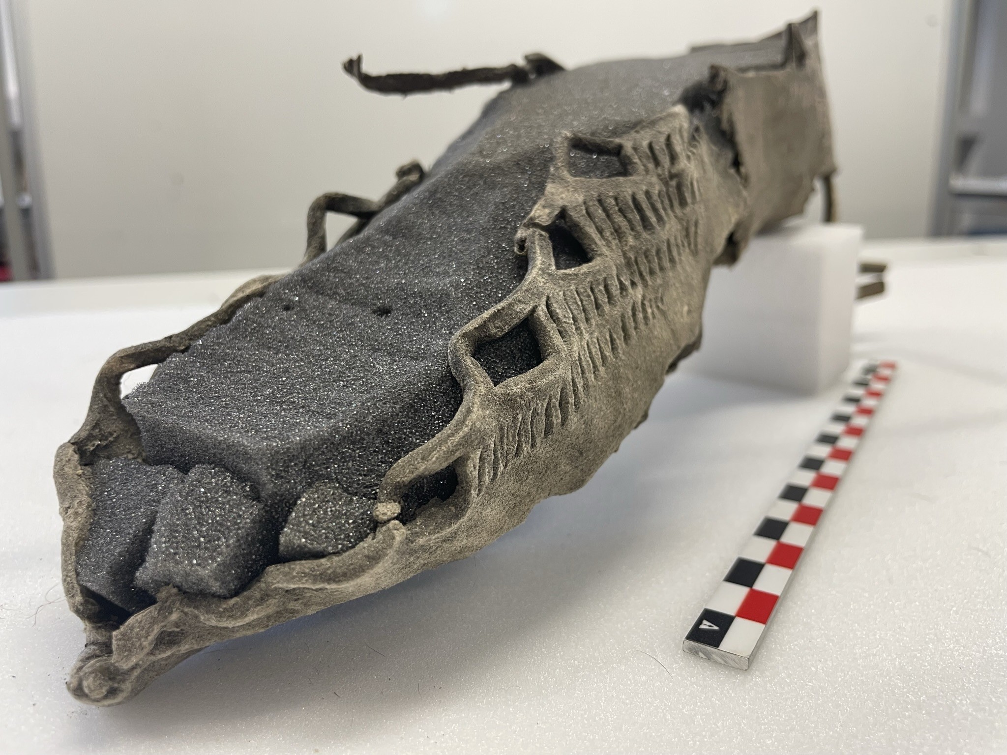 Calçado da Idade do Ferro datado de 4 a.C. encontrado na Noruega  (Foto: @brearkeologi/Reprodução)
