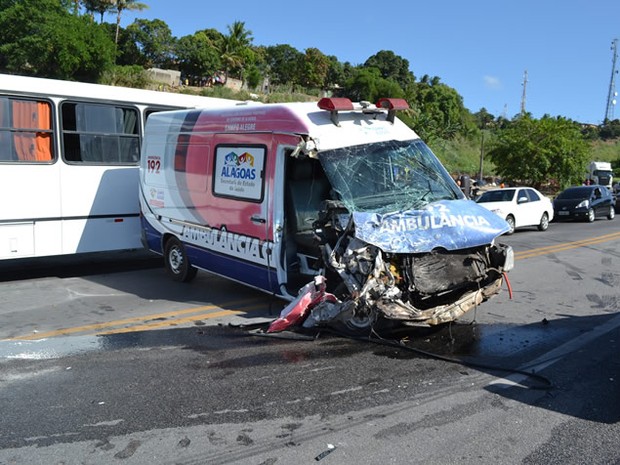 Parte frontal da ambulância ficou destruída (Foto: Divulgação/Alagoasweb)