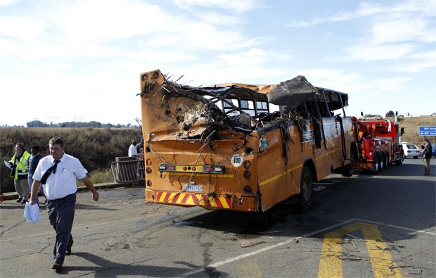 G1 Ônibus cai de ponte e 19 morrem na África do Sul notícias em Mundo