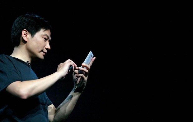 Lei Jun, criador da Xiaomi:  ele imita Steve Jobs nas roupas, nos gestos e no estilo de gestão. Só não segue os preços praticados pela Apple  (Foto: Jing Guan / AP)