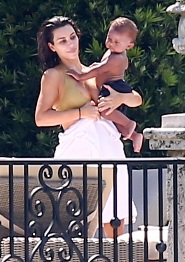 Kim Kardashian com o filho, Saint West, em piscina de hotel em Miami, nos Estados Unidos (Foto: Grosby Group/ Agência)