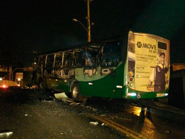 Ônibus é incendiado no bairro São Paulo, em Belo Horizonte (Foto: Corpo de Bombeiros/Divulgação)