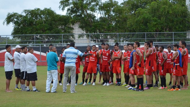 Edmilson Santos pede união aos jogadores (Foto: Felipe Martins)