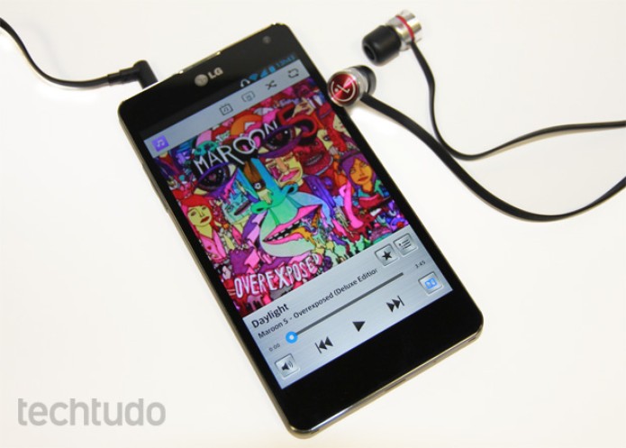 Optimus G traz fones de ouvido bonitos e potentes, junto com bom player (Foto: Elson de Souza/TechTudo) Optimus G traz fones de ouvido bonitos e potentes, junto com bom player (Foto: Elson de Souza/TechTudo)
