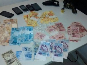 Cerca de R$ 2 mil em dinheiro, celulares e outros objetos também foram apreendidos. (Foto: Divulgação/PM)