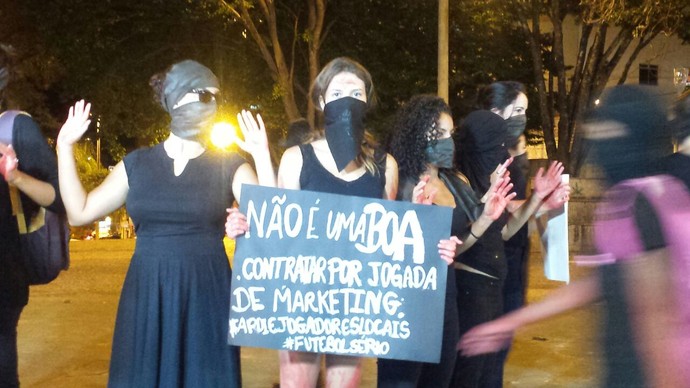 Mulheres protesto Goleiro Bruno Boa Esporte (Foto: Bruno Giufrida)