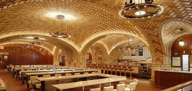 A técnica de Guastavino também era à prova de fogo. O Oyster Bar, na estação de trem Grand Central, em Manhattan, de 1912, é um exemplo que comprova a durabilidade das obras do arquiteto. Um incêndio em 1997 estragou tijolos, mas não comprometeu a integridade da estrutura (Foto: Michael Freeman, Courtesy of the Museum of the City of New York/BBC)
