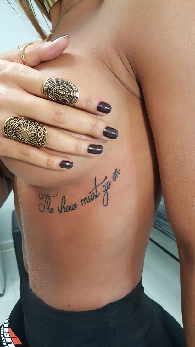 Aline Mineiro fez topless para mostrar nova tatuagem (Foto: Divulgação)