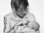 Louis Tomlinson, do One Direction, mostra foto fofa com o filho nos braços