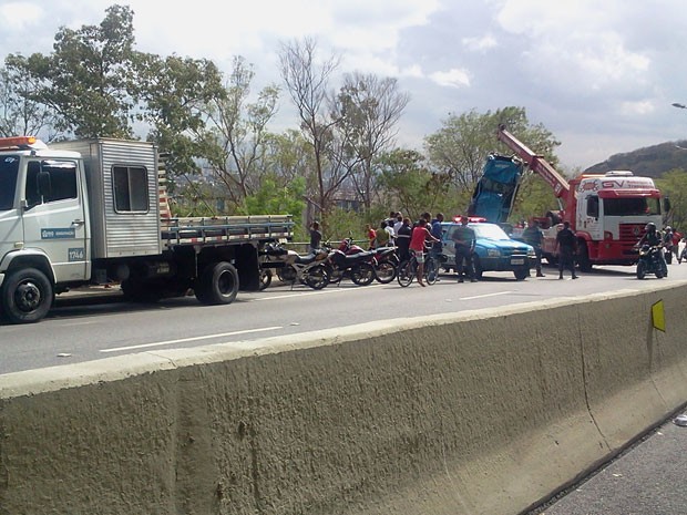 Carro da polícia, que caiu na Grajaú -Jacarepaguá  foi retirado às 9h (Foto: (Foto: Lilian Quaino/G1))