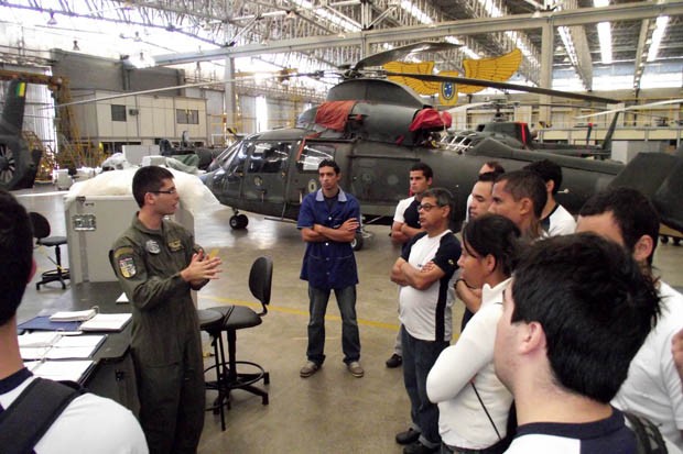Alunos do Emca durante as aulas. Unidade oferece cursos em três modalidades (Foto: Divulgação/Emca)