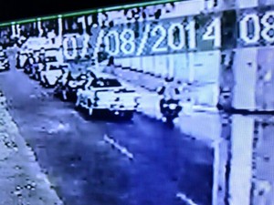 Imagens de câmeras de segurança mostram moto se aproximando do carro da vítima (Foto: Reprodução)