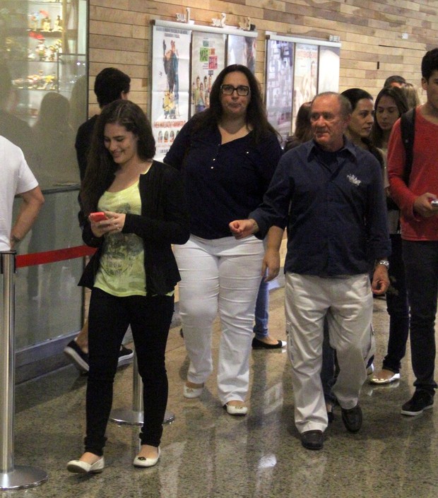 Renato Aragão passeia com a família em shopping do Rio (Foto: Marcus Pavão / AgNews)