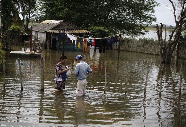 Cubanos trocam mercadorias durante alagamento provocado por Sandy em Hoyo Colorado, região central de Cuba, em foto de 29 de outubro (Foto: Reuters)