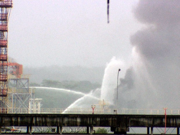 Incêndio em navio no Porto de Aratu ainda não foi totalmente controlado (Foto: Imagens/TV Bahia)
