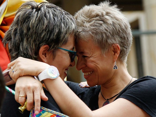 Sandra Rojas, e Adriana Gonzalez comemoram a aprovação do casamento gay pela corte da Colômbia (Foto: AP Photo/Fernando Vergara)