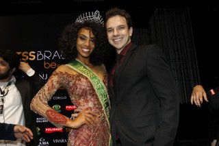 Miss Brasil 2016 Raissa Santana, do Paraná, com o namorado, Marcos Tagliari, em São Paulo (Foto: Celso Tavares/ EGO)