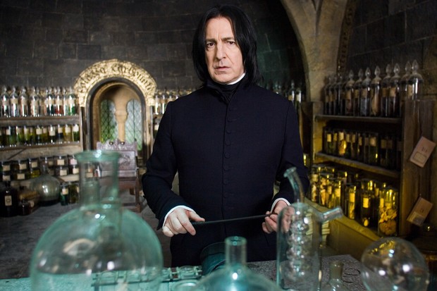 Alan Rickman com o professor Snape no filme Harry Potter (Foto: Divulgação)