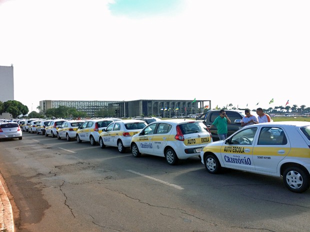 Carros de autoescolas estacionados em frente ao Congresso Nacional (Foto: Lucas Salomão/G1)
