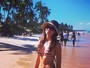 Miss Brasil posa de biquíni em praia de Alagoas
