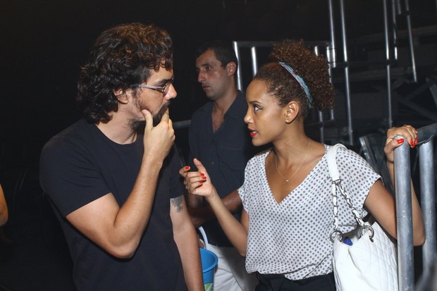 Wagner Moura e Taís Araújo conversam após peça (Foto: Raphael Mesquita/Foto Rio News)