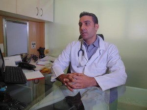 O hematologista Rodrigo Villar explica que os riscos são mínimos para o doador (Foto: Fernanda Zauli/G1)
